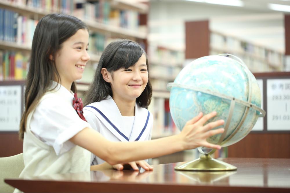 地球儀を見つめる中学生女子