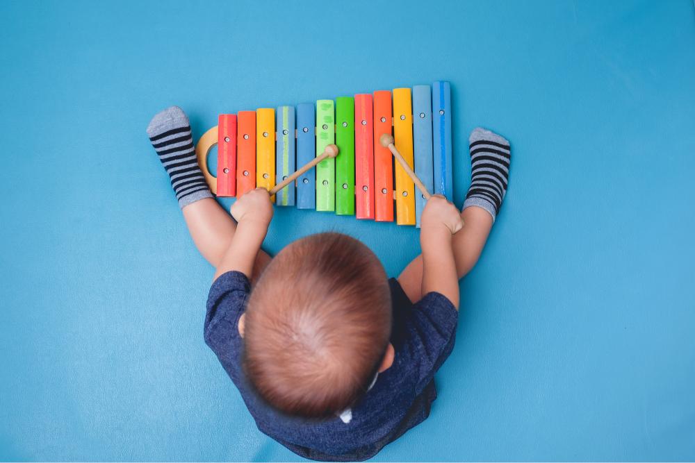 鉄琴で遊ぶ赤ちゃん