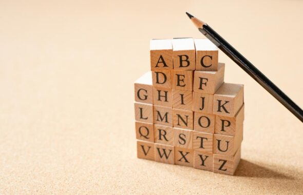 ABCの小さなブロックと鉛筆