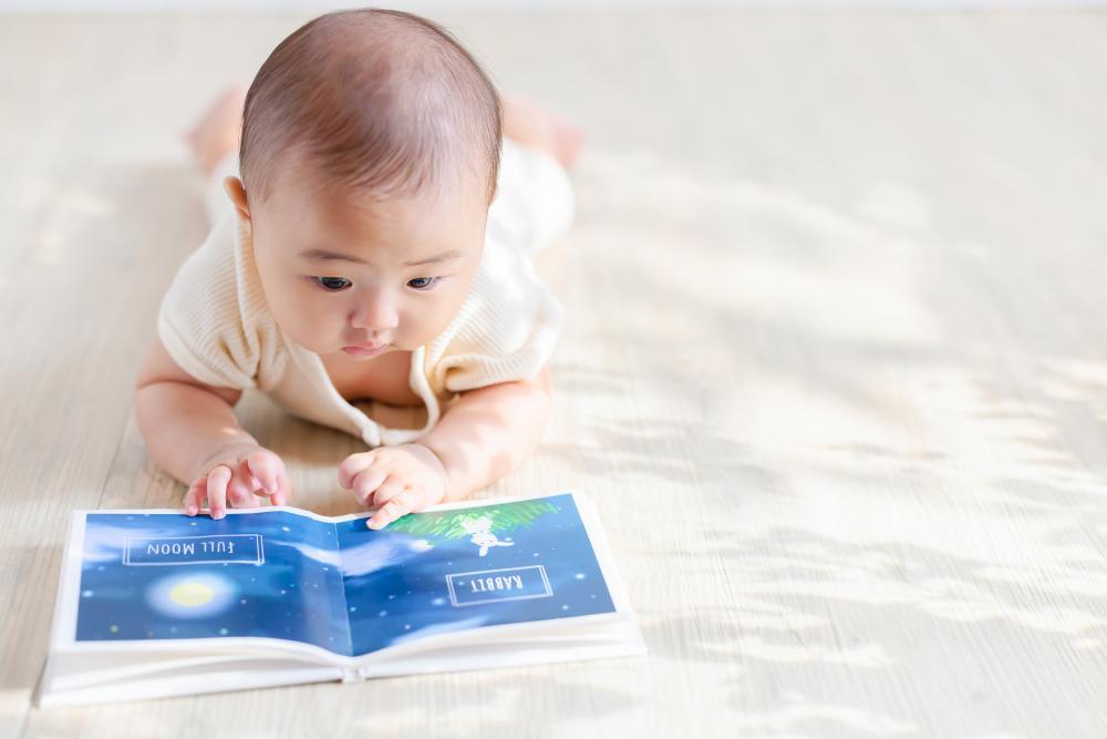 英語の絵本を読む赤ちゃん